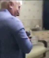 Papy fait du roller avec son chaton