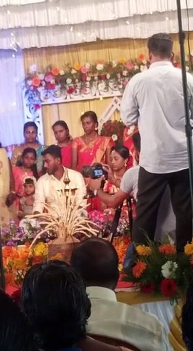 ഇന്നലെ പന്തളം മഹാദേവർ ആഡിറ്റോറിയത്തിലെ കല്യാണം പെണ്ണ് താലി വലിച്ചെറിയുന്ന ചേരിയ്ക്കൽ സ്വദേശിനി വധു
