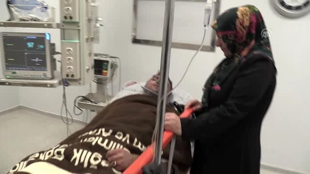 Bahçesaray'daki çığın altından imkanlarıyla kurtulan kepçe operatörü yaşadıklarını anlattı