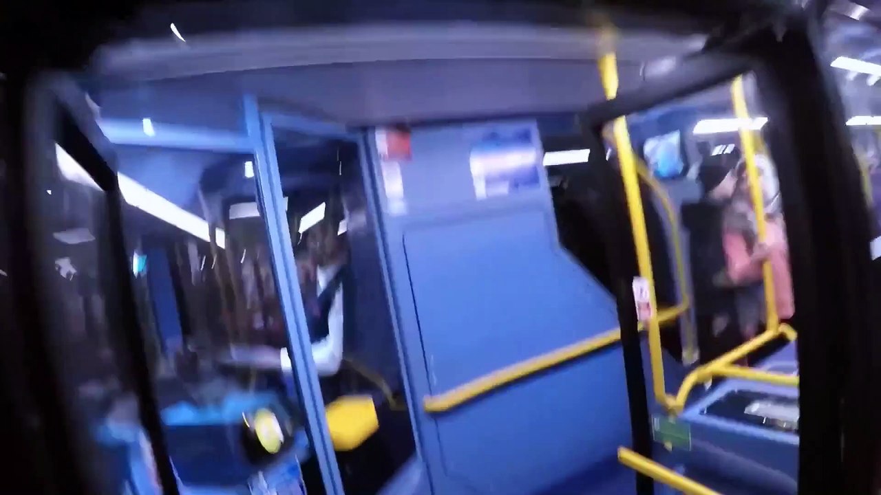 Grosse colère d'un motard qui se fait enfermer dans un bus par le chauffeur