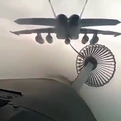 Voilà comment un avion de l'armée fait le plein... en plein vol