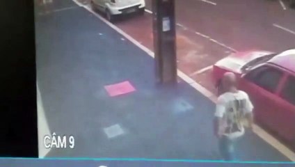 Internauta segue procurando por ladrão que furtou pertences de dentro de veículo, no Centro