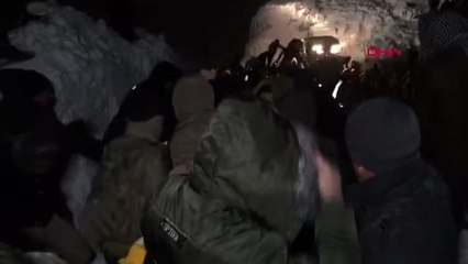 Bahçesaray yoluna çığ düştü