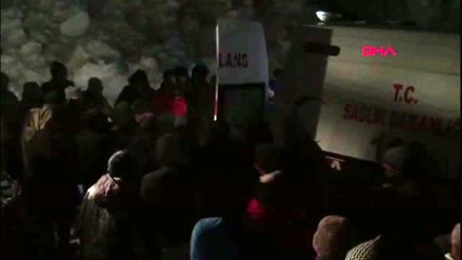 Bahçesaray yoluna çığ düştü