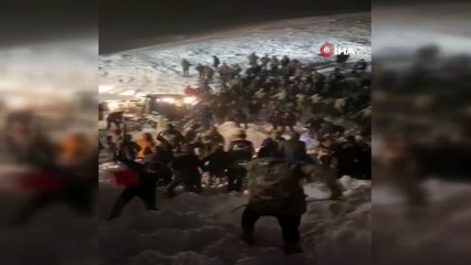 Üzerine çığ düşen minibüsteki 2 kişi daha sağ kurtarıldı