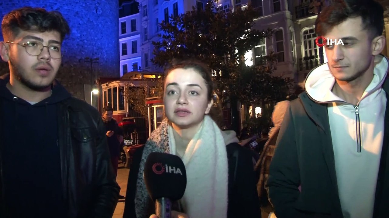 İstanbul'un simgesi Galata Kulesi mavi ve turuncuya büründü