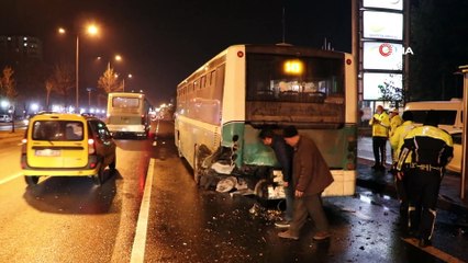 Halk otobüsüne çarpan otomobil hurdaya döndü