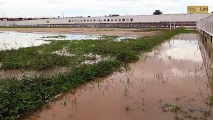 Campo de futebol alaga após chuva de 40 milímetros em Aparecida, PB