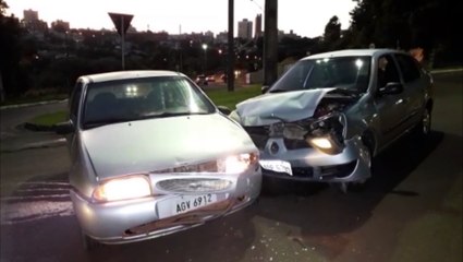 Carros se envolvem em forte colisão na Rua Jacarezinho