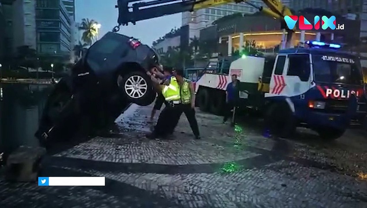 VIDEO: Ada Mobil 'Mandi' di Kolam Bundaran HI Jakarta
