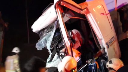 Tem otoyolu'nda 2 kamyon çarpıştı, trafik oluştu