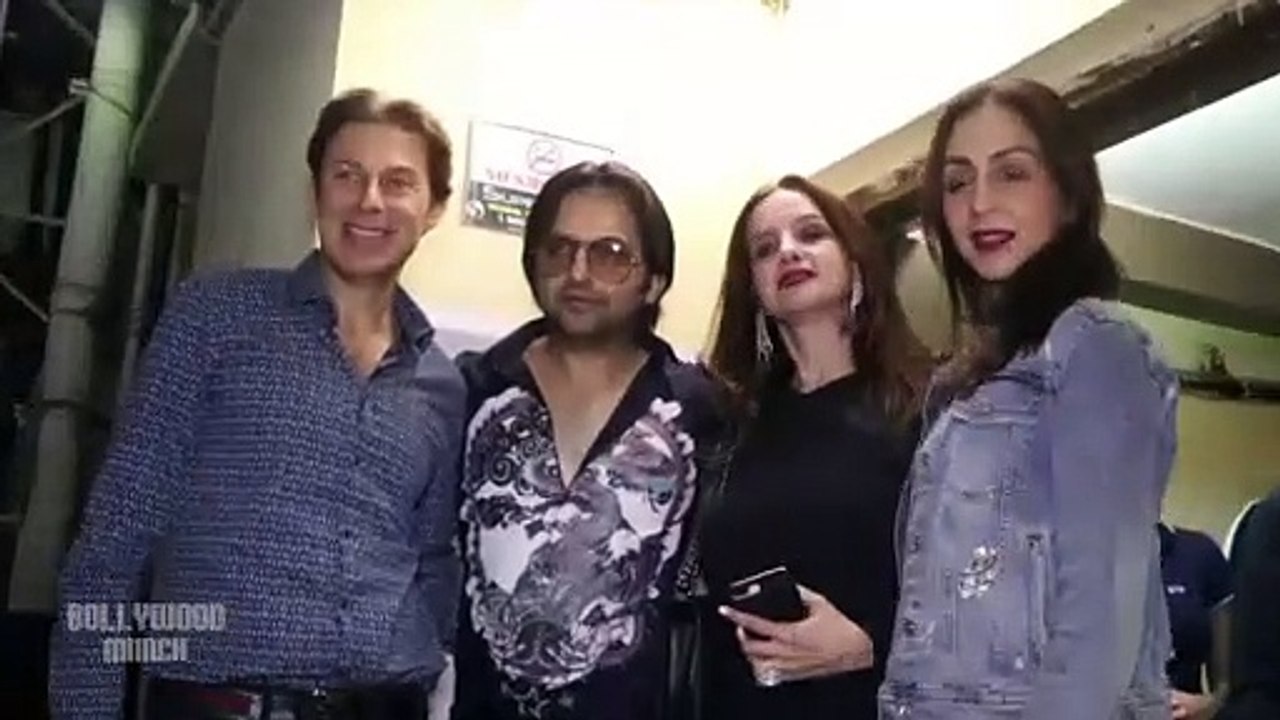 SARA ALI KHAN KISS  TO KAREENA KAPOOR ! Stepmom ! Saif Ali Khan Daughter And Wife Together