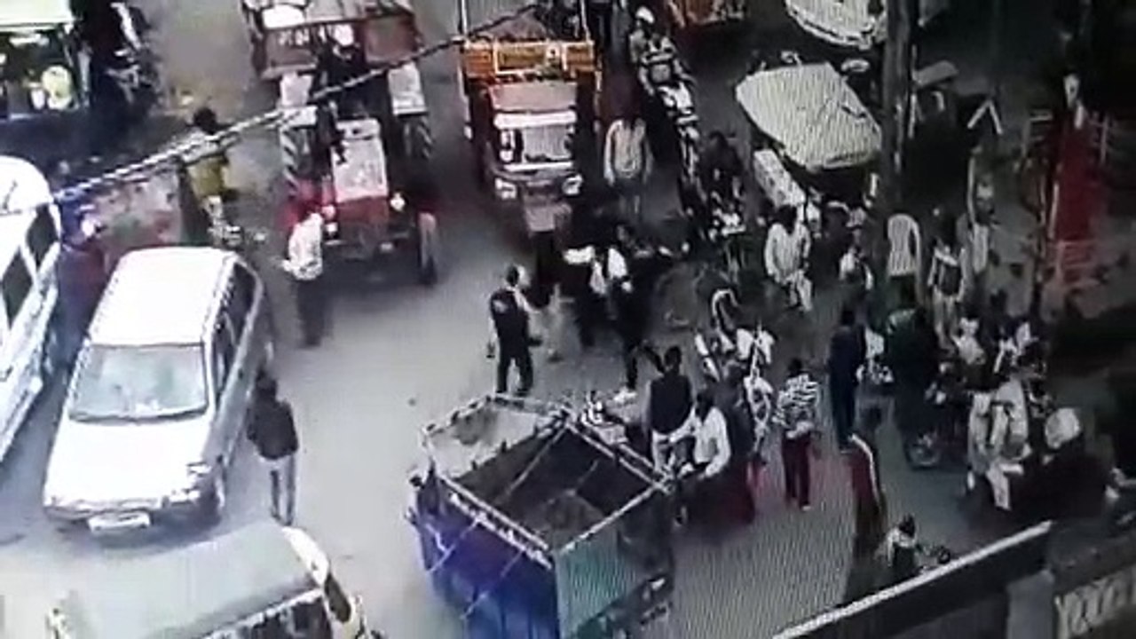 झाँसी: दो पक्षों में जलकर चले लात घुसे, घटना सीसीटीवी में कैद