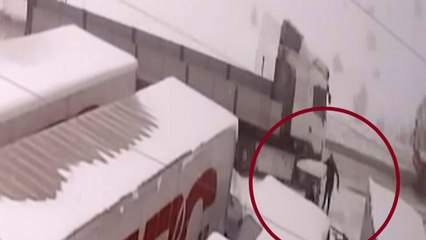 Kar küreme aracını seyrederken canından oluyordu!