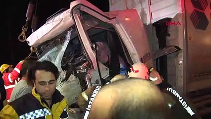 TEM Otoyolu'nda iki kamyon çarpıştı, 1 ölü, 1 yaralı