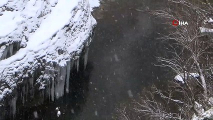 Buz sarkıtları kartpostallık görüntüler oluşturdu