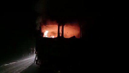 शाहजहांपुर: भूसे से भरा ट्रक बना आग का गोला, इलाके में फैली अफरा-तफरी