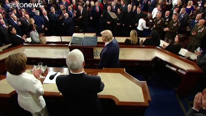 Líder da Câmara dos Representantes rasga discurso de Donald Trump
