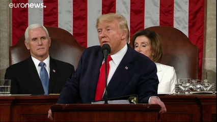 O momento em que Nancy Pelosi rasga "manifesto de falsidade" de Trump