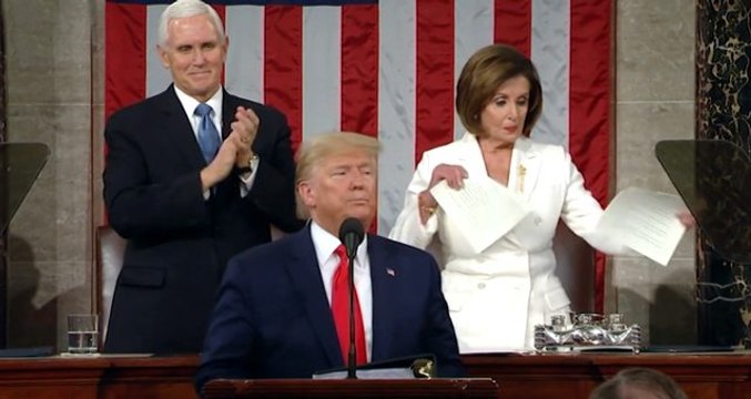 Temsilciler Meclisi Başkanı, kameralar önünde Donald Trump'ın konuşma metnini yırttı