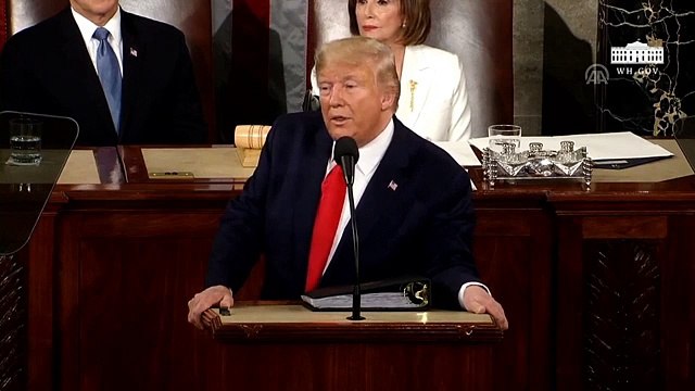 Trump'ın arkasından yaptığı hareket gündem oldu