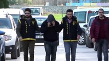 Eşiyle görüntülü konuşan turistin cep telefonunu çaldılar