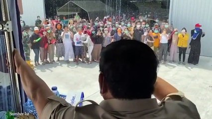 Prabowo Kunjungi WNI dari Wuhan yang Diobservasi di Natuna