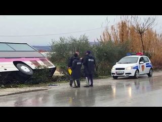 Përmbyset autobusi në Berat, në Lushnje makina përplaset me barrierat e rrugës
