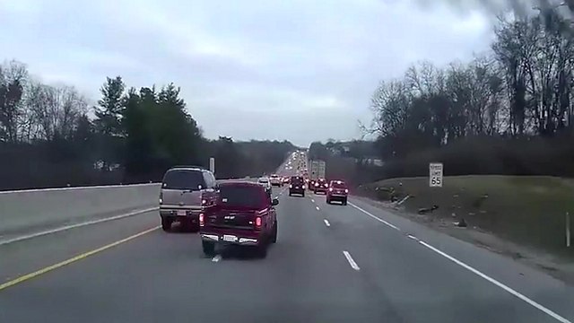 Un pick-up double n'importe comment alors que la route est bouchée