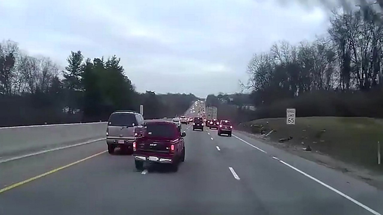 Un pick-up double n'importe comment alors que la route est bouchée