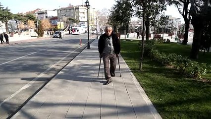 Koltuk değnekleriyle her gün 3 kilometre kateden ayakkabı boyacısının çalışma azmi