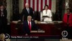 États-Unis : fâchée, Nancy Pelosi déchire la copie du discours de Donald Trump