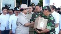 Gaya Prabowo Tinjau Observasi WNI di Natuna: Pakai Topi Koboi dan Tanpa Masker