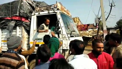 Tải video: हरदोई: डीसीएम ने मारी बाइक में टक्कर, बाइक सवार मां- बेटे की मौत