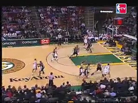 Wally Szczerbiak Dunk in the face on Tim Duncan this wicked