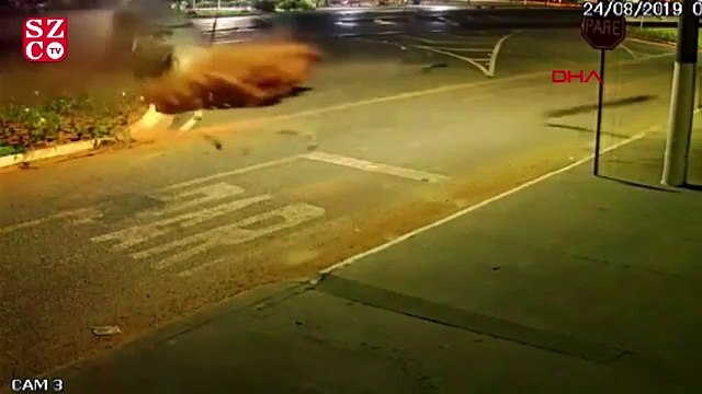 Kontrolden çıkan araç, refüjdeki büyük kayaya çarptı: 2 ölü