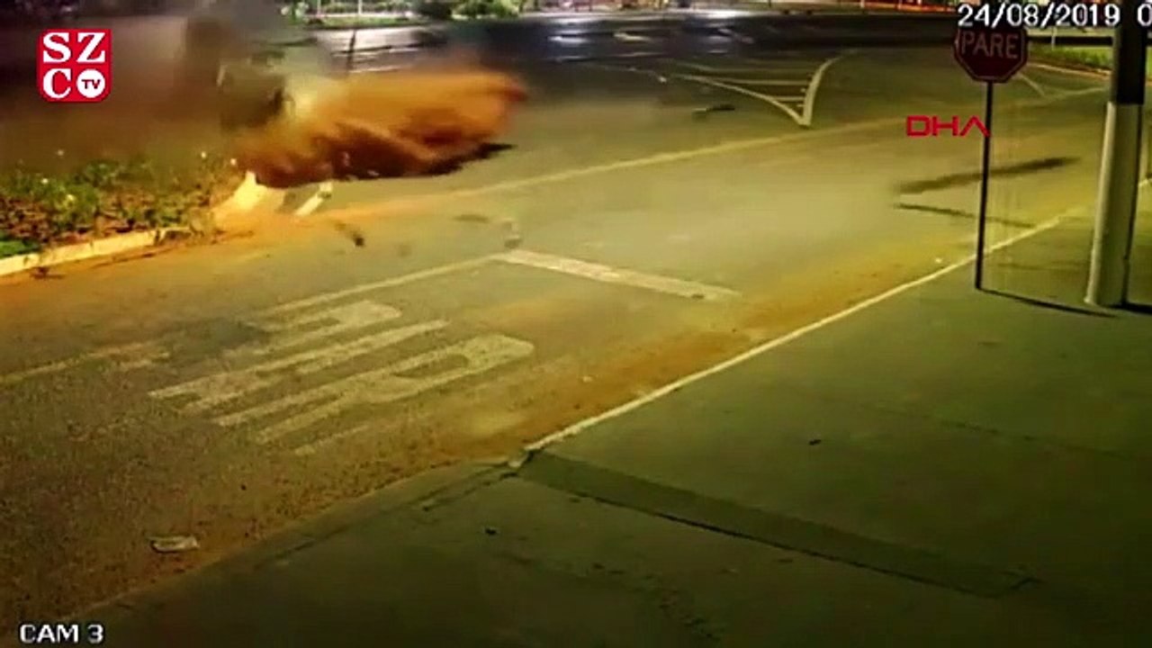 Kontrolden çıkan araç, refüjdeki büyük kayaya çarptı: 2 ölü