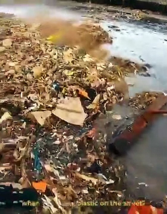 मुंबई में हाई-टाइड, मरीन ड्राइव पर लगा कचरे का अंबार