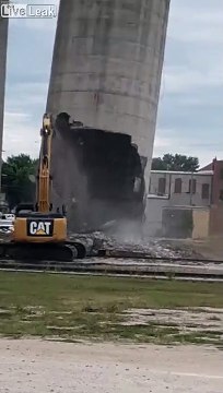 Démolition d'une cheminée sur le tractopelle qui travaille !