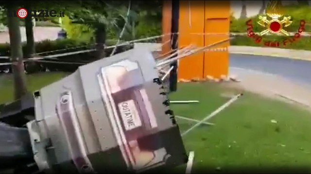 Verona, trenino si ribalta al parco giochi: due bimbi tra i feriti | Notizie.it