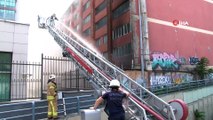Gaziosmanpaşa'da özel bir hastanenin yanında bulunan binanın bodrum katındaki trafo merkezinde yangın çıktı. Yangında itfaiye ekipleri elektrik kesilemediği için uzun süre müdahale edemedi. Çevreyi kaplayan dumanlardan dolayı hastanede bul