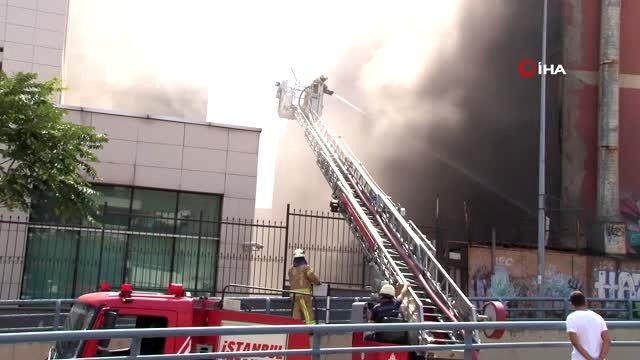 Gaziosmanpaşa'da özel bir hastanenin yanında bulunan binanın bodrum katındaki trafo merkezinde...