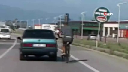 Ölüm  teğet geçti! Otomobile tutunarak hızla gitmek istemişti...