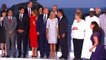 Les chefs de délégations participant au sommet du G7 posent pour une photo de famille