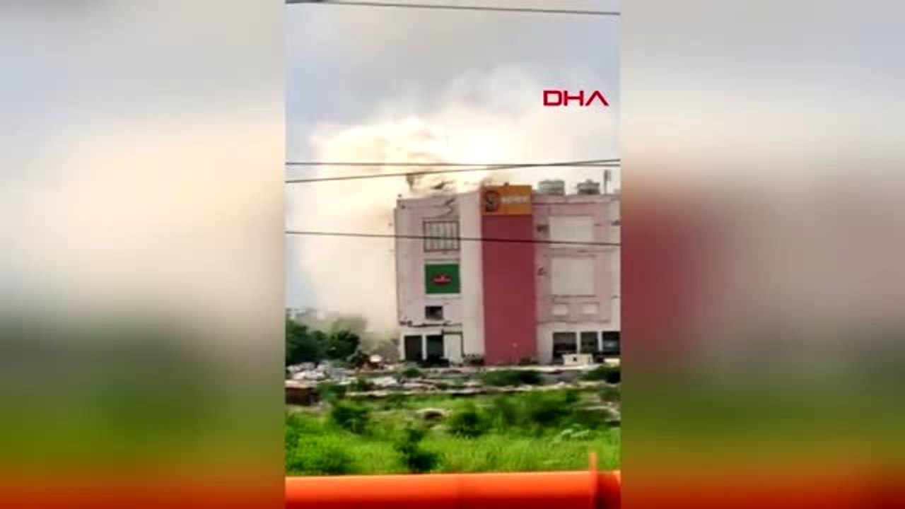 DHA DIŞ - Hindistan'da alışveriş merkezinde yangın