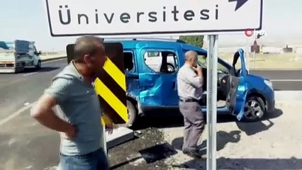 Kars’ta süt dolu kamyonet ile binek araç çarpıştı: 2 yaralı