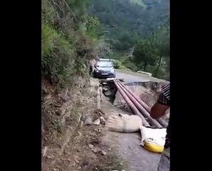 சேதமான மலைச்சாலையில் திக் திக்.. பாலத்தை கடந்த கார்-வீடியோ