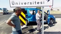 Kars'ta süt dolu kamyonet ile binek araç çarpıştı: 2 yaralı