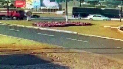 Câmera de segurança flagra colisão entre carro e moto no Trevo Cataratas