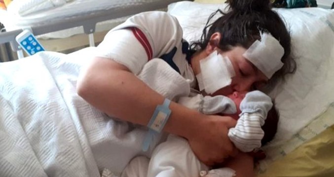 Hasta yatağında eşi tarafından bıçaklanan kadın, bebeğini kucağına aldı